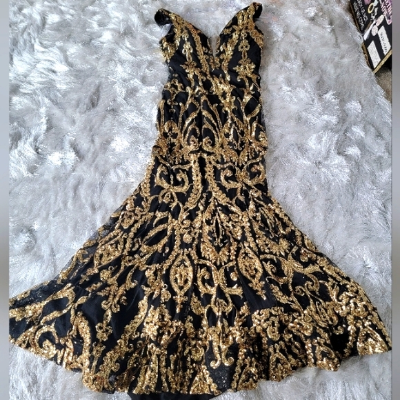 Black & Gold off the Shoulder Embellished/Mermaid Formal Gown - Picture 3 of 9